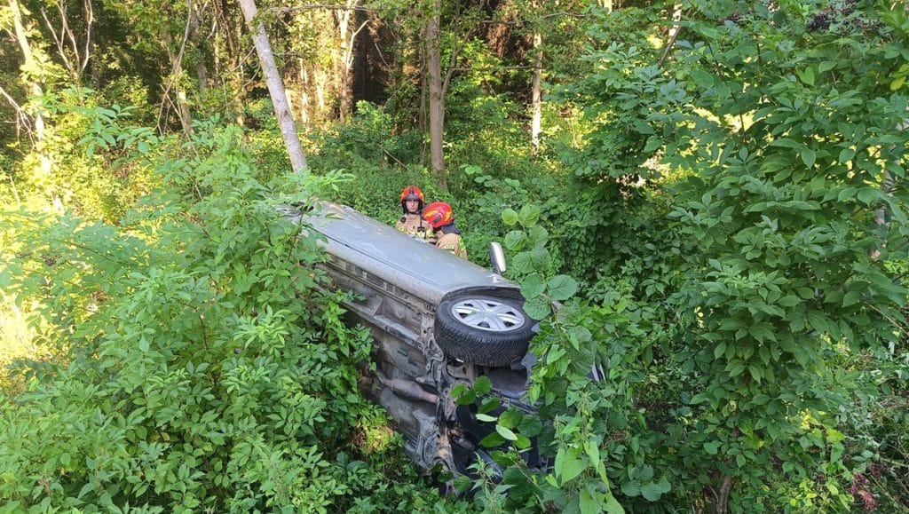 Toyota dachowała na lokalnej drodze. - Auto stoczyło się do rowu i dachowało. Kierująca trafiła do szpitala