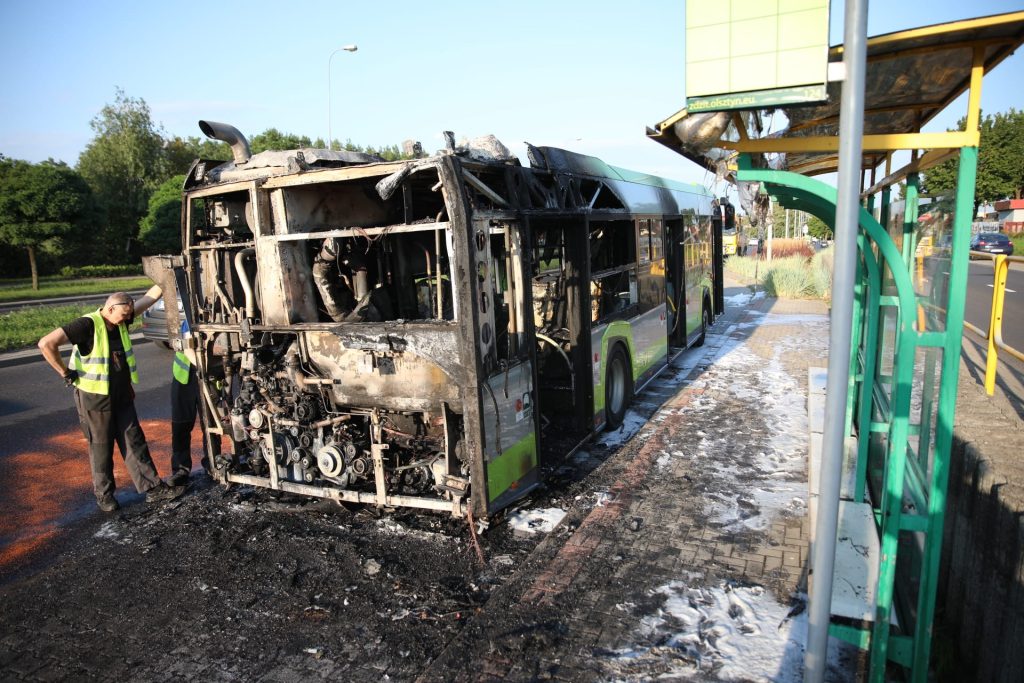 W ogniu stanął autobus komunikacji miejskiej. - Pożar autobusu komunikacji miejskiej w Olsztynie
