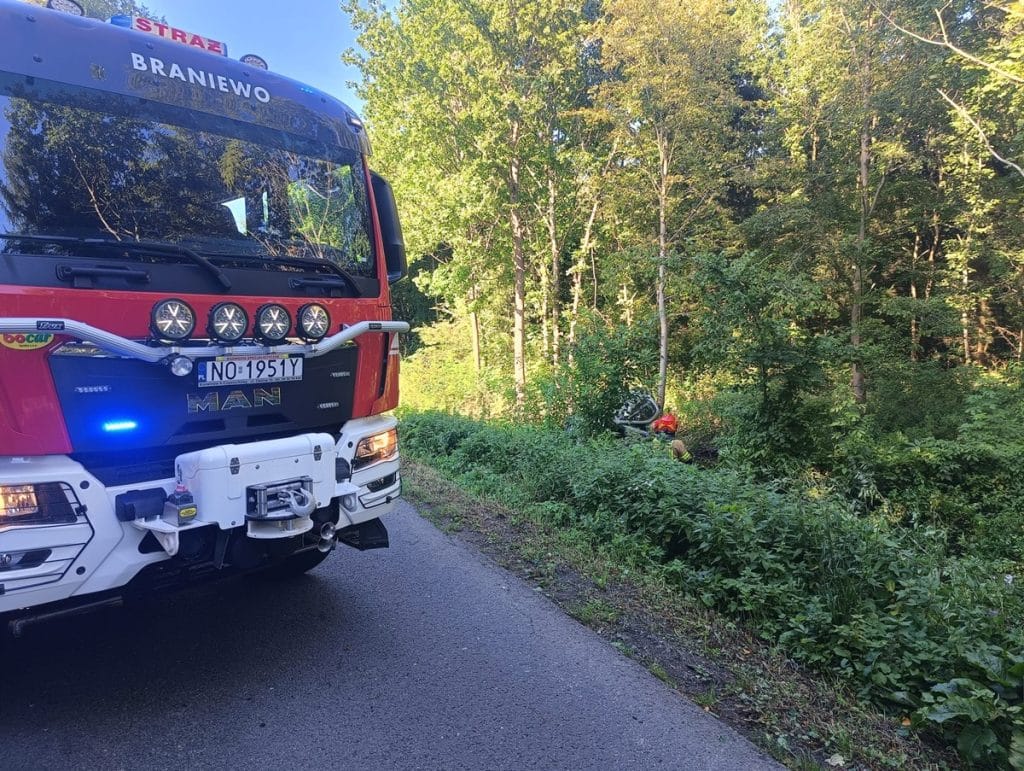 Toyota dachowała na lokalnej drodze. - Auto stoczyło się do rowu i dachowało. Kierująca trafiła do szpitala