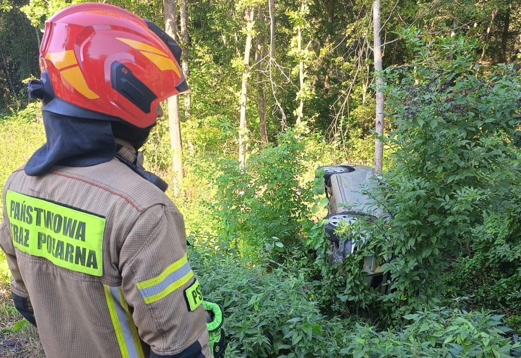 Toyota dachowała na lokalnej drodze. - Auto stoczyło się do rowu i dachowało. Kierująca trafiła do szpitala