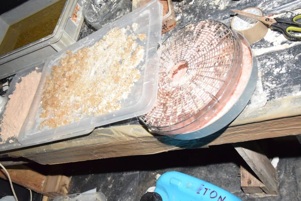 To niepozorne miejsce zasilało czarny rynek. - Nowy dom przerobiono na tajne laboratorium. Służby zlikwidowały taśmową produkcję