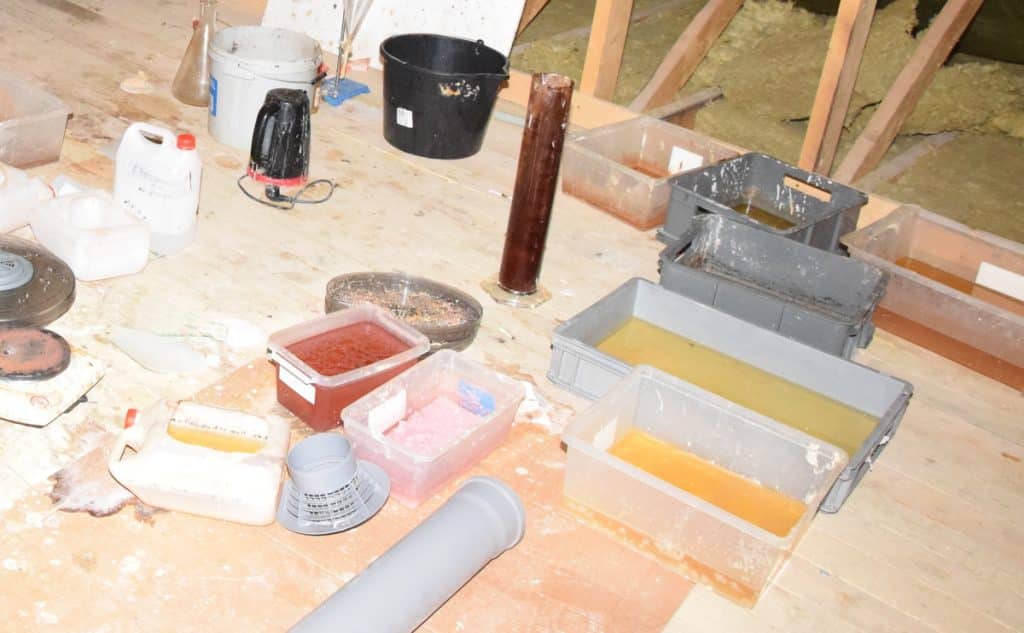 To niepozorne miejsce zasilało czarny rynek. - Nowy dom przerobiono na tajne laboratorium. Służby zlikwidowały taśmową produkcję