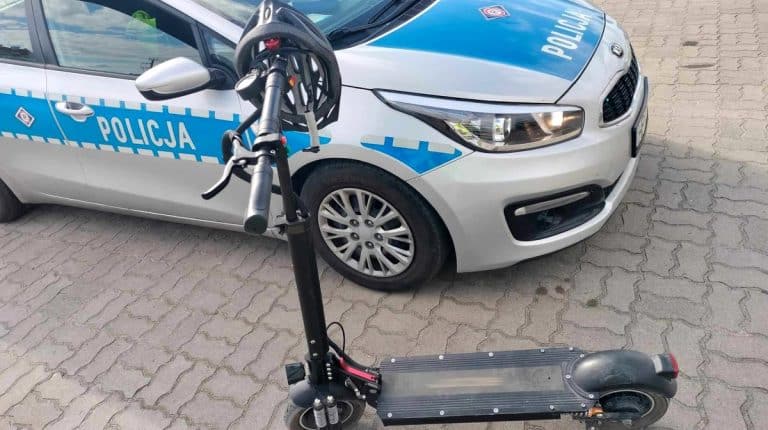 hulajnoga i radiowóz