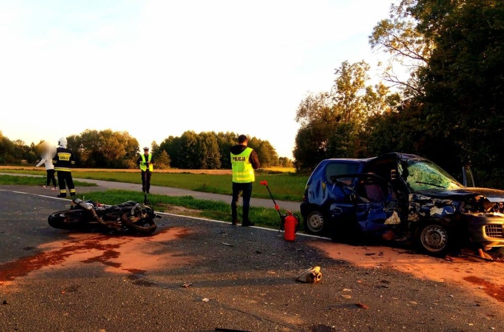 Motocyklista jest w ciężkim stanie. - Motocyklem wbił się seicento. Kierowca fiata wymusił pierwszeństwo