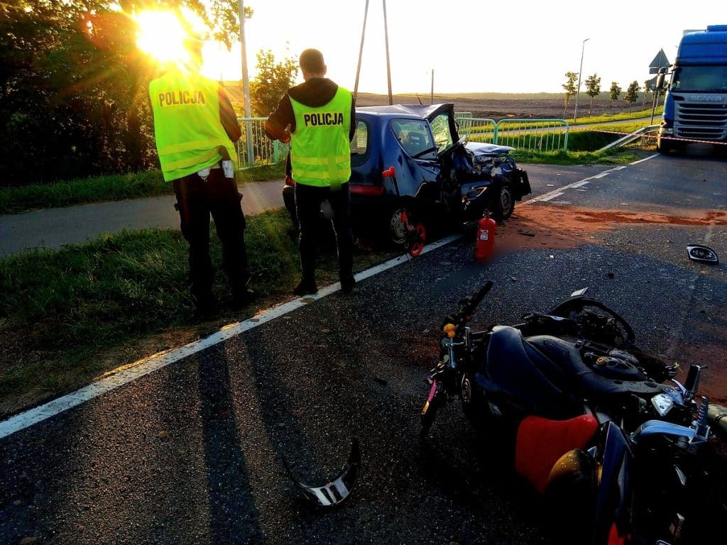 Motocyklista jest w ciężkim stanie. - Motocyklem wbił się seicento. Kierowca fiata wymusił pierwszeństwo