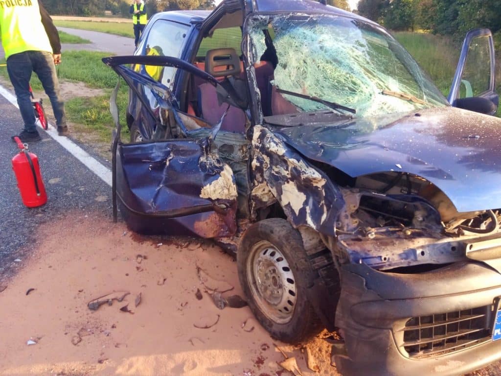 Motocyklista jest w ciężkim stanie. - Motocyklem wbił się seicento. Kierowca fiata wymusił pierwszeństwo