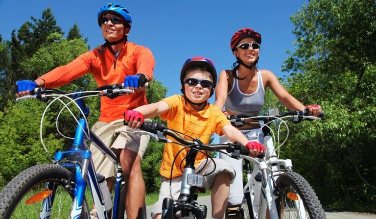 rodzina na rowerach