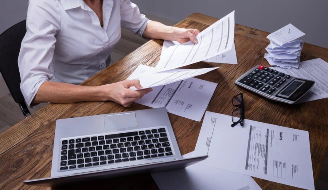 księgowa z fakturami