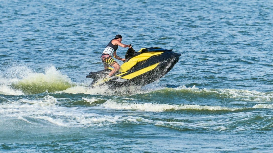 skuter wodny na jeziorze