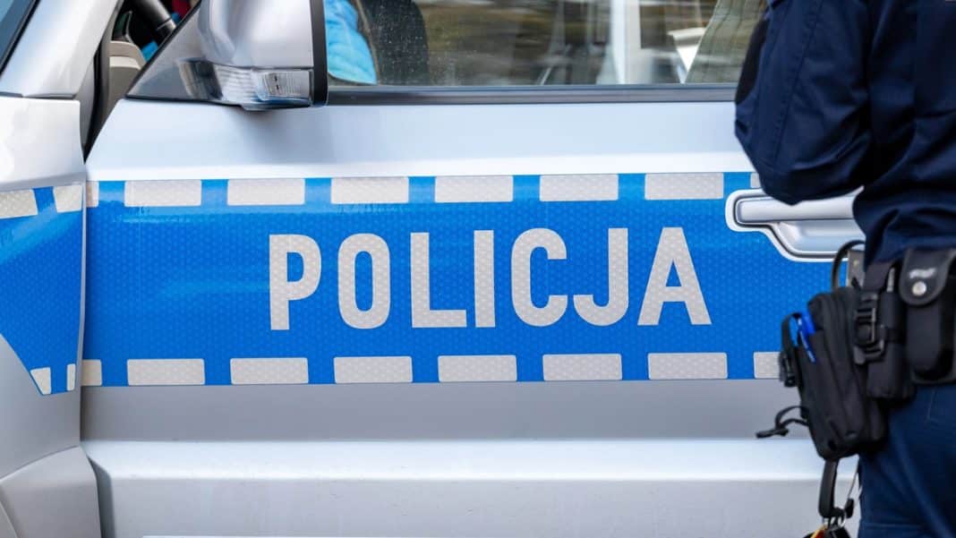 policjant i radiowóz