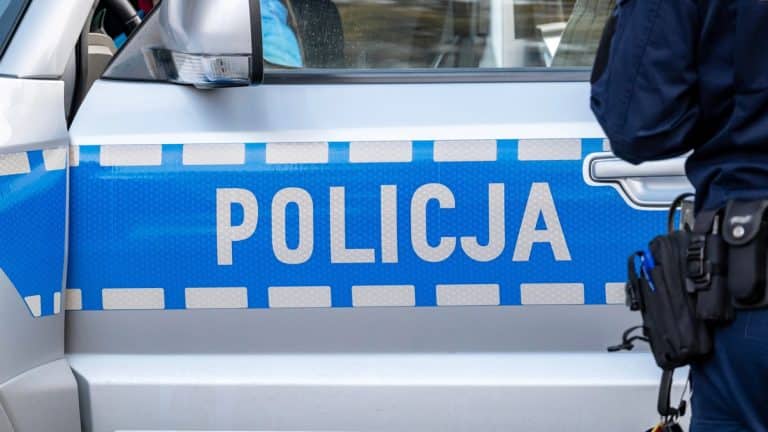 policjant i radiowóz