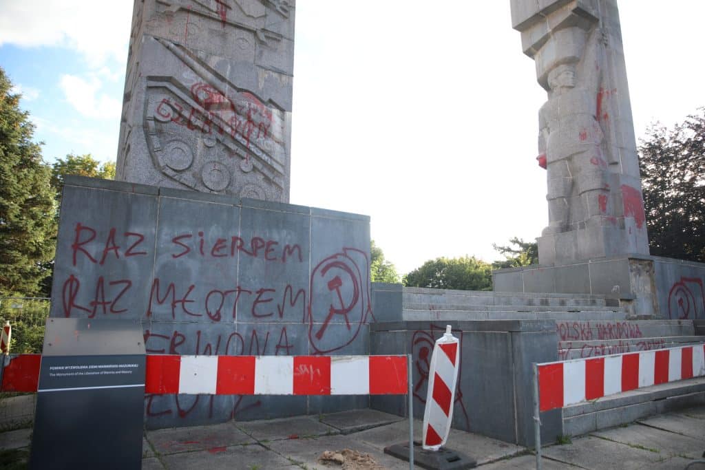 Miasto zapłaciło za usunięcie napisów z zabytkowego pomnika. - Zabytek w centrum Olsztyna wyczyszczony po akcie wandalizmu. Rachunek zapłacił ratusz