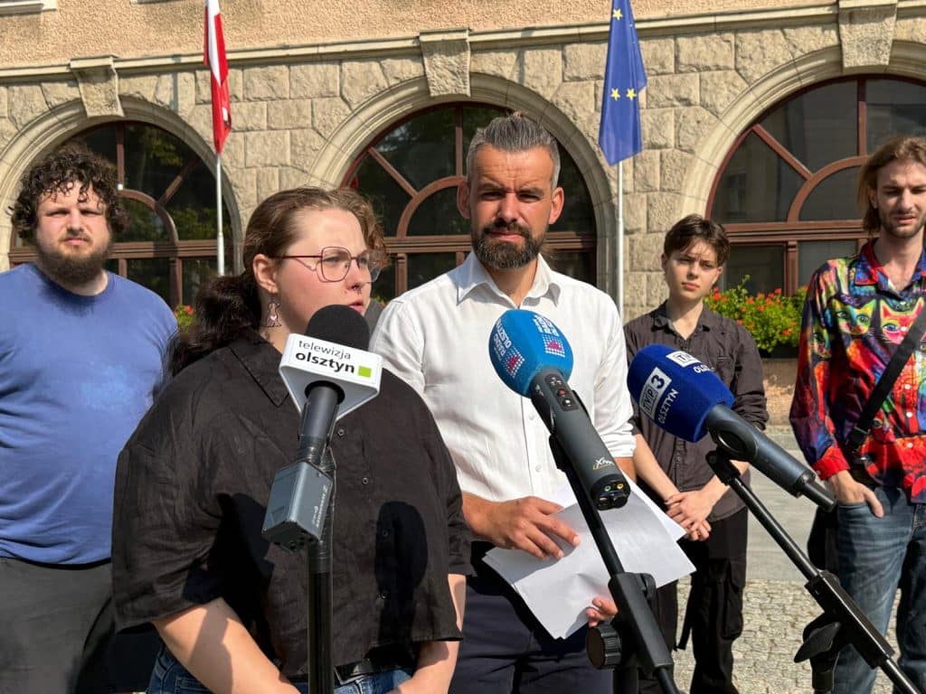 Mieszkańcy biją na alarm. Groźne chemikalia w Olsztynie. Co na to prezydent Olsztyna? - Trujący oprysk na ulicach Olsztyna! Psy chore, koty martwe, a dzieci bawią się obok