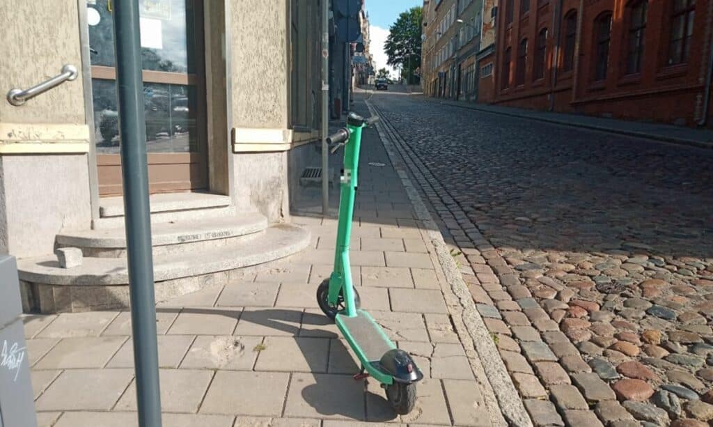 Hulajnogi odholowane na koszt właścicieli. - Koniec samowolki! Hulajnogi znikają z chodników w Olsztynie
