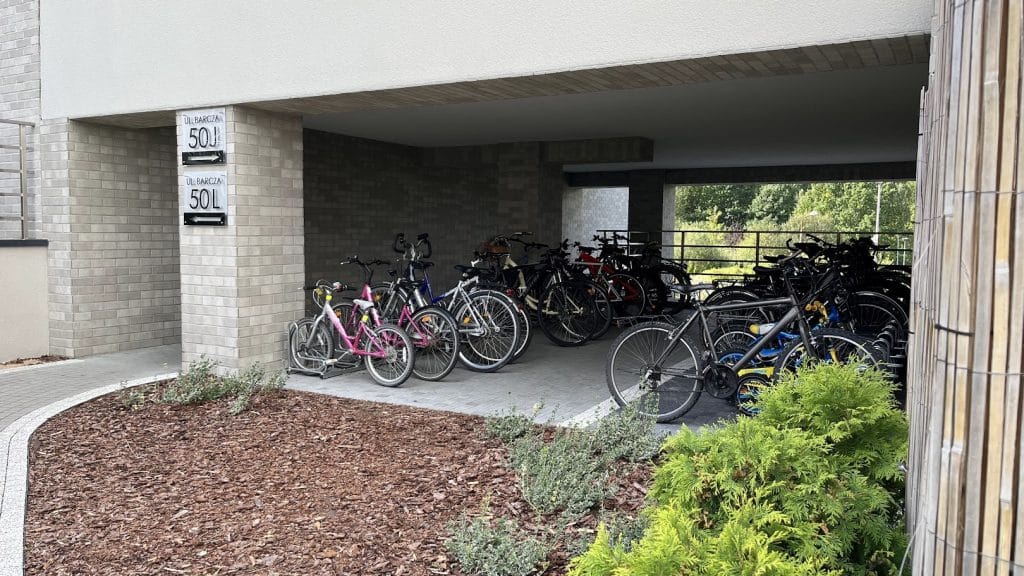 Odnotowano już kilka przypadków nocnych incydentów w tym miejscu. - Złodzieje z kątówką grasują po prestiżowym osiedlu w Olsztynie. Masowo kradną