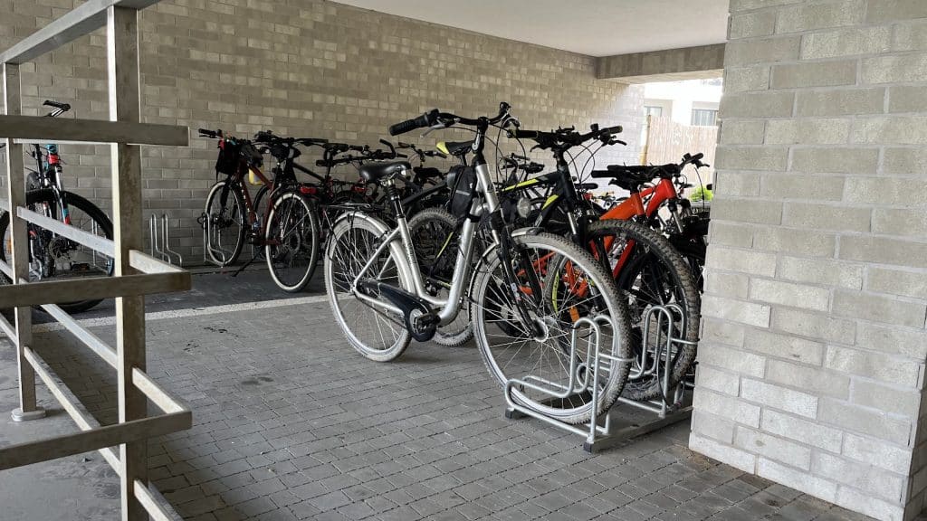 Odnotowano już kilka przypadków nocnych incydentów w tym miejscu. - Złodzieje z kątówką grasują po prestiżowym osiedlu w Olsztynie. Masowo kradną