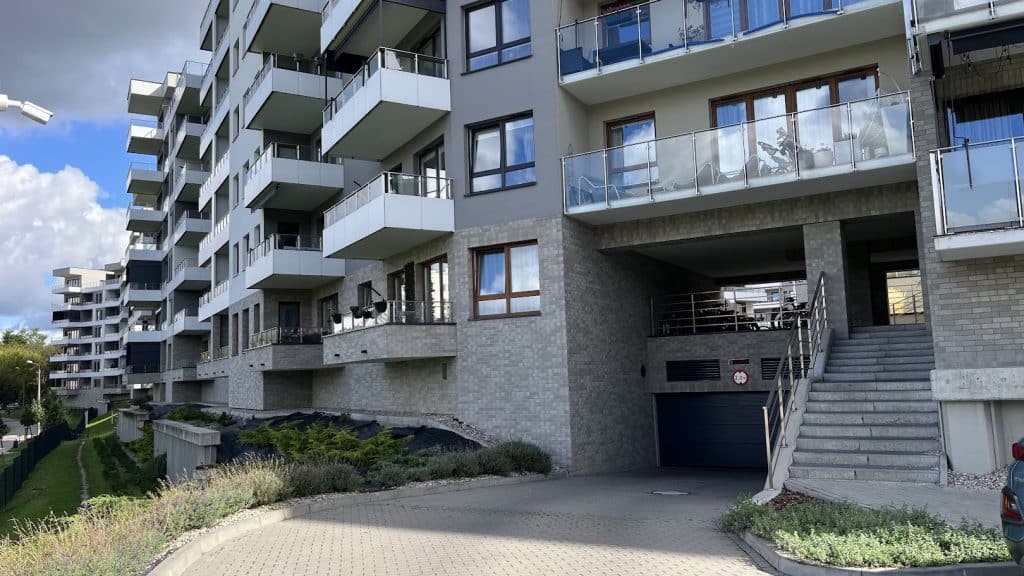 Odnotowano już kilka przypadków nocnych incydentów w tym miejscu. - Złodzieje z kątówką grasują po prestiżowym osiedlu w Olsztynie. Masowo kradną