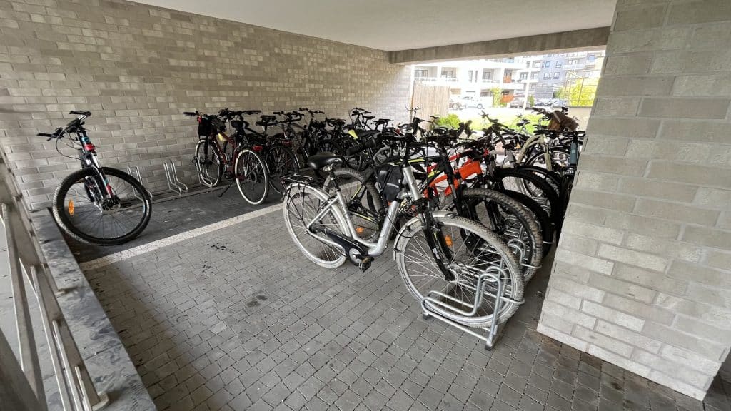 Odnotowano już kilka przypadków nocnych incydentów w tym miejscu. - Złodzieje z kątówką grasują po prestiżowym osiedlu w Olsztynie. Masowo kradną