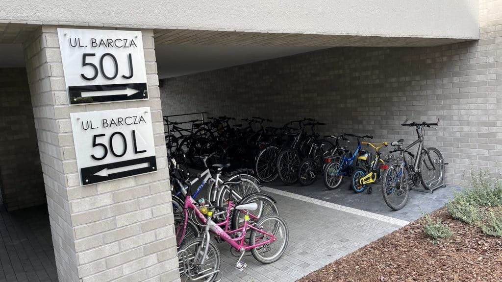 Odnotowano już kilka przypadków nocnych incydentów w tym miejscu. - Złodzieje z kątówką grasują po prestiżowym osiedlu w Olsztynie. Masowo kradną