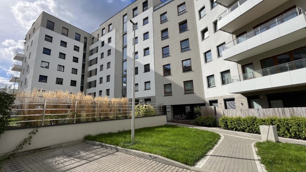 Odnotowano już kilka przypadków nocnych incydentów w tym miejscu. - Złodzieje z kątówką grasują po prestiżowym osiedlu w Olsztynie. Masowo kradną