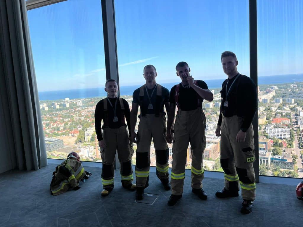 Oni to zrobili! Pokonali setki schodów w Olivia Star w Gdańsku. - Wbiegli na 34 piętro w pełnym rynsztunku! Strażacy z Mazur pokazali moc