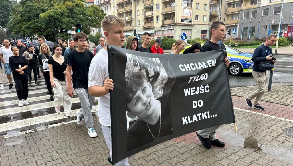 Na transparentach pojawiły się hasła „Chciałem tylko wejść do klatki”. - 19-letni Oliwier zmarł po policyjnej interwencji. Wyszli na ulice z żądaniem prawdy