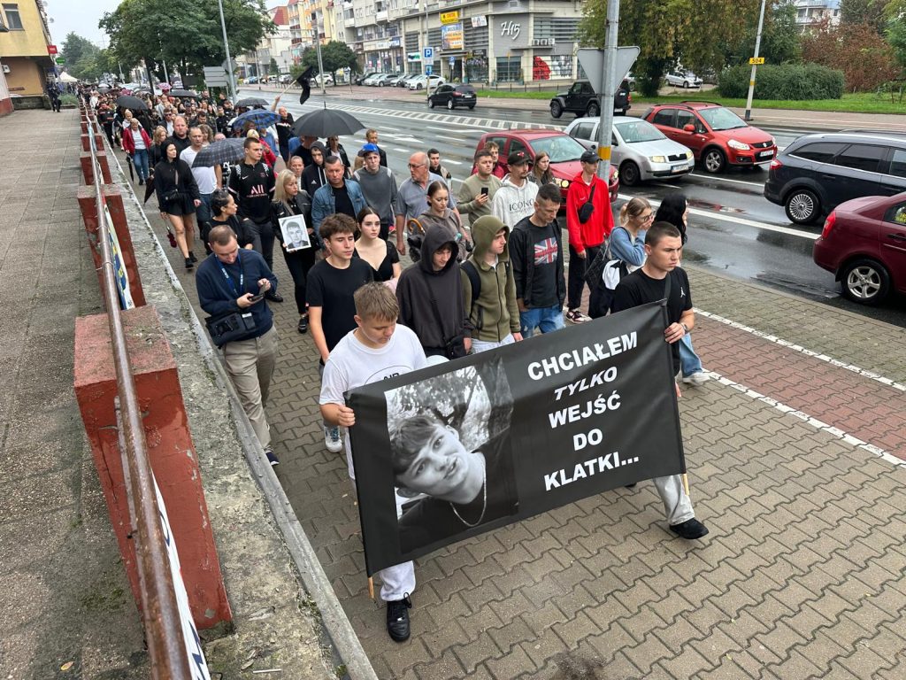 Na transparentach pojawiły się hasła „Chciałem tylko wejść do klatki”. - 19-letni Oliwier zmarł po policyjnej interwencji. Wyszli na ulice z żądaniem prawdy