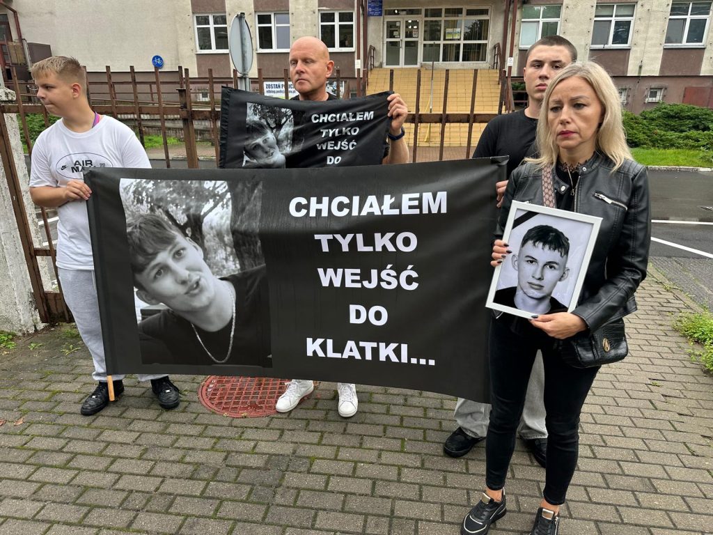 Na transparentach pojawiły się hasła „Chciałem tylko wejść do klatki”. - 19-letni Oliwier zmarł po policyjnej interwencji. Wyszli na ulice z żądaniem prawdy