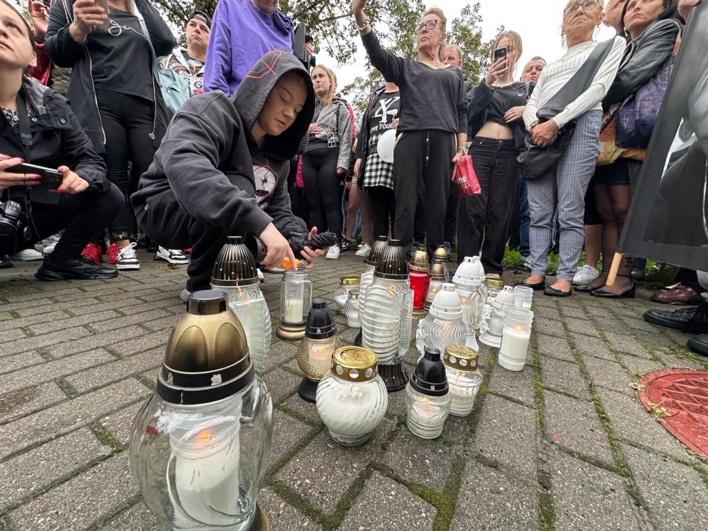 Na transparentach pojawiły się hasła „Chciałem tylko wejść do klatki”. - 19-letni Oliwier zmarł po policyjnej interwencji. Wyszli na ulice z żądaniem prawdy