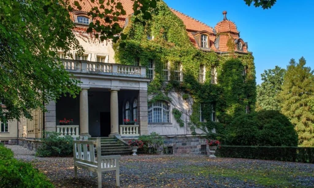 Pałac w Łężanach otwiera się dla gości. - Wyjątkowa okazja na Warmii. Pałac znany z „Kamerdynera” dostępny dla zwiedzających
