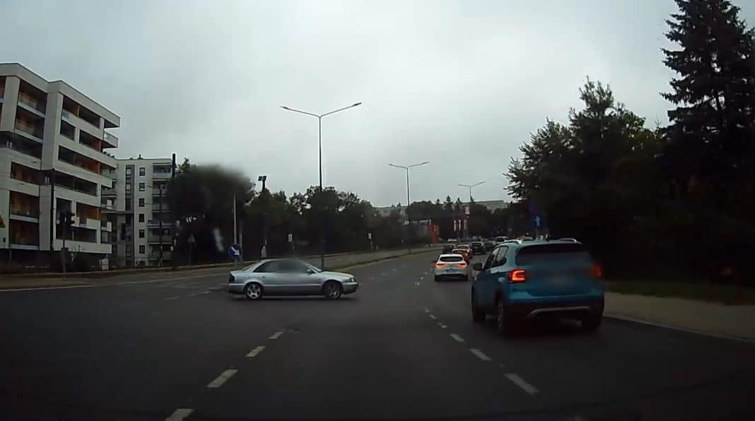 kadr z nagrania - zawracała w niedozwolonym miejscu