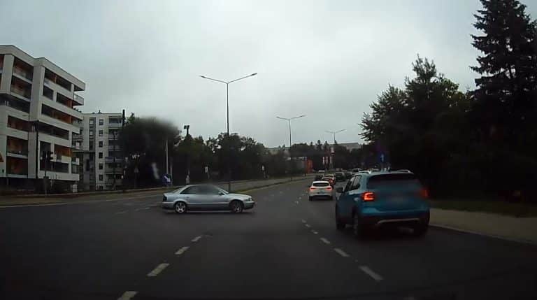 kadr z nagrania - zawracała w niedozwolonym miejscu