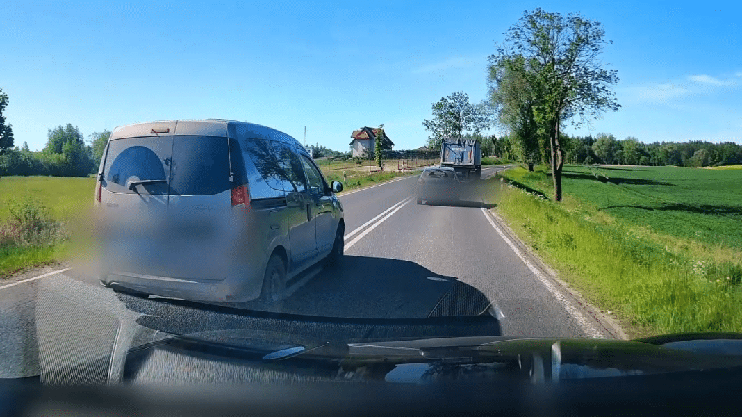 dacia wyprzedza na podwójnej ciągłej