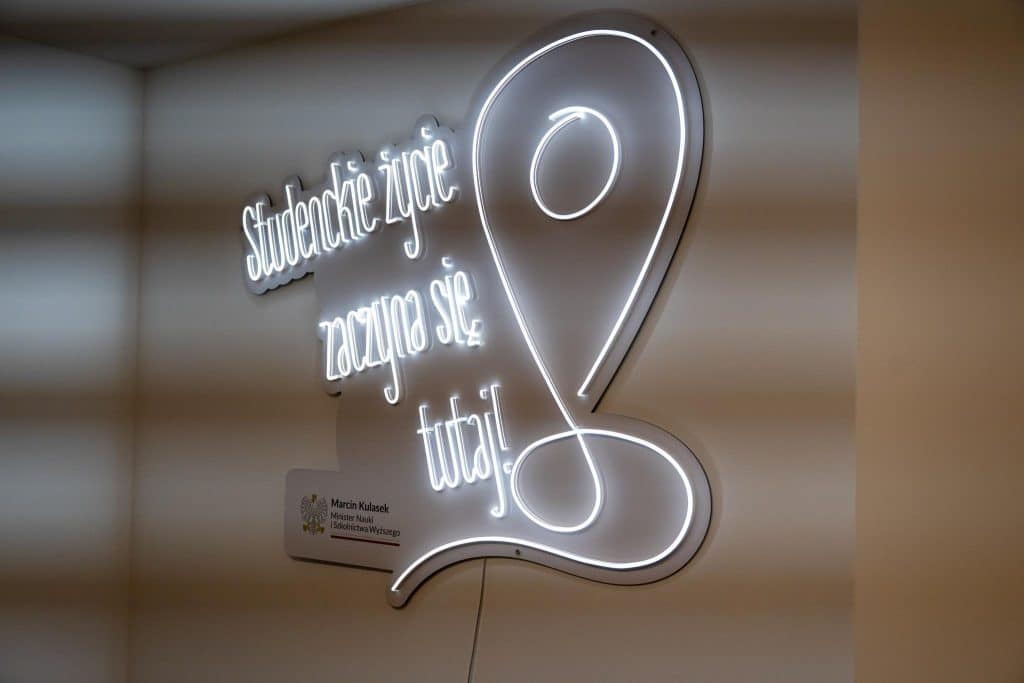 Game room, widok na jezioro i nowe wnętrza. Tak teraz mieszkają żacy w Kortowie. - Studenci w luksusach? UWM otworzył w Kortowie akademik jak z bajki