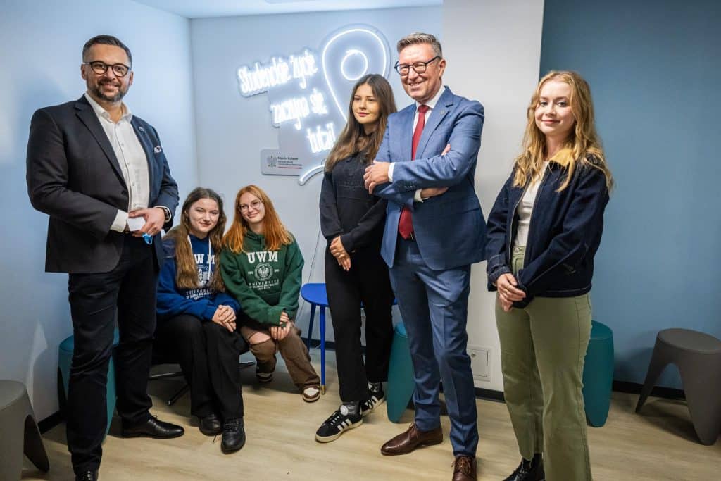 Game room, widok na jezioro i nowe wnętrza. Tak teraz mieszkają żacy w Kortowie. - Studenci w luksusach? UWM otworzył w Kortowie akademik jak z bajki