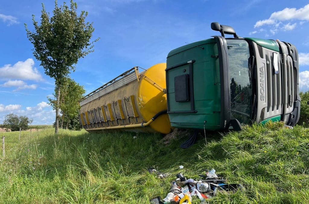30-latek spowodował groźną sytuację na drodze. - Zestaw ciężarowy przewożący paszę przewrócił się na bok podczas jazdy