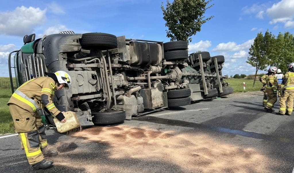 30-latek spowodował groźną sytuację na drodze. - Zestaw ciężarowy przewożący paszę przewrócił się na bok podczas jazdy