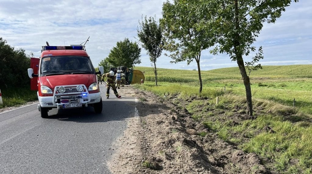 30-latek spowodował groźną sytuację na drodze. - Zestaw ciężarowy przewożący paszę przewrócił się na bok podczas jazdy