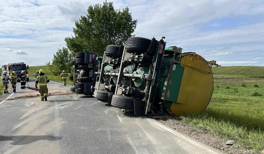30-latek spowodował groźną sytuację na drodze. - Zestaw ciężarowy przewożący paszę przewrócił się na bok podczas jazdy
