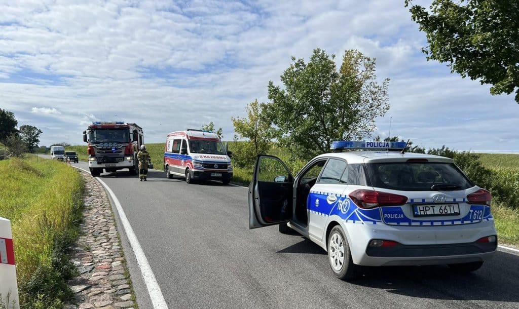 30-latek spowodował groźną sytuację na drodze. - Zestaw ciężarowy przewożący paszę przewrócił się na bok podczas jazdy