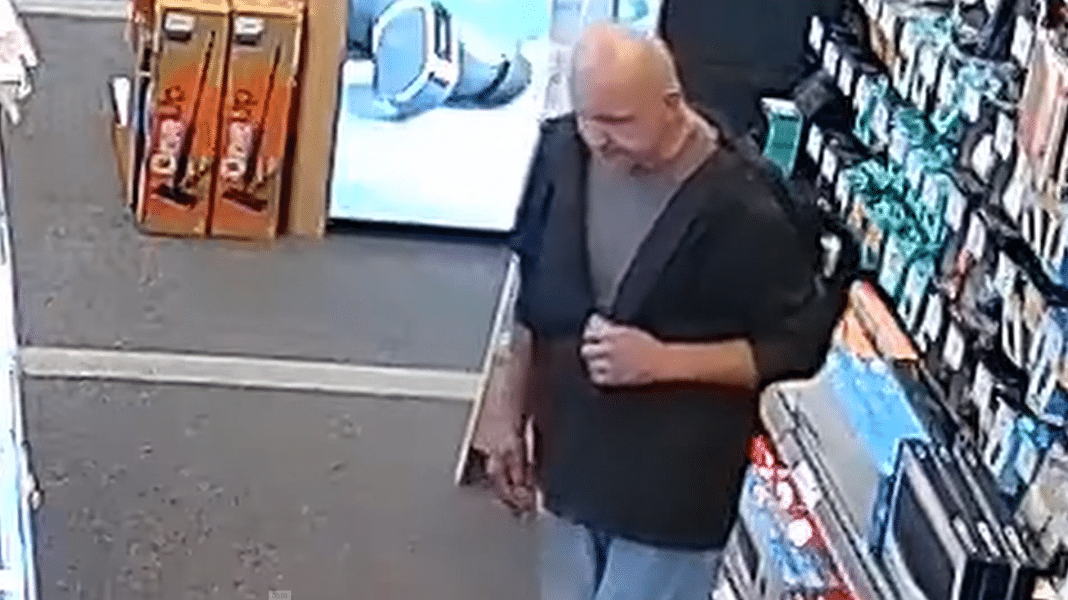 sklep komputerowy szuka go policja