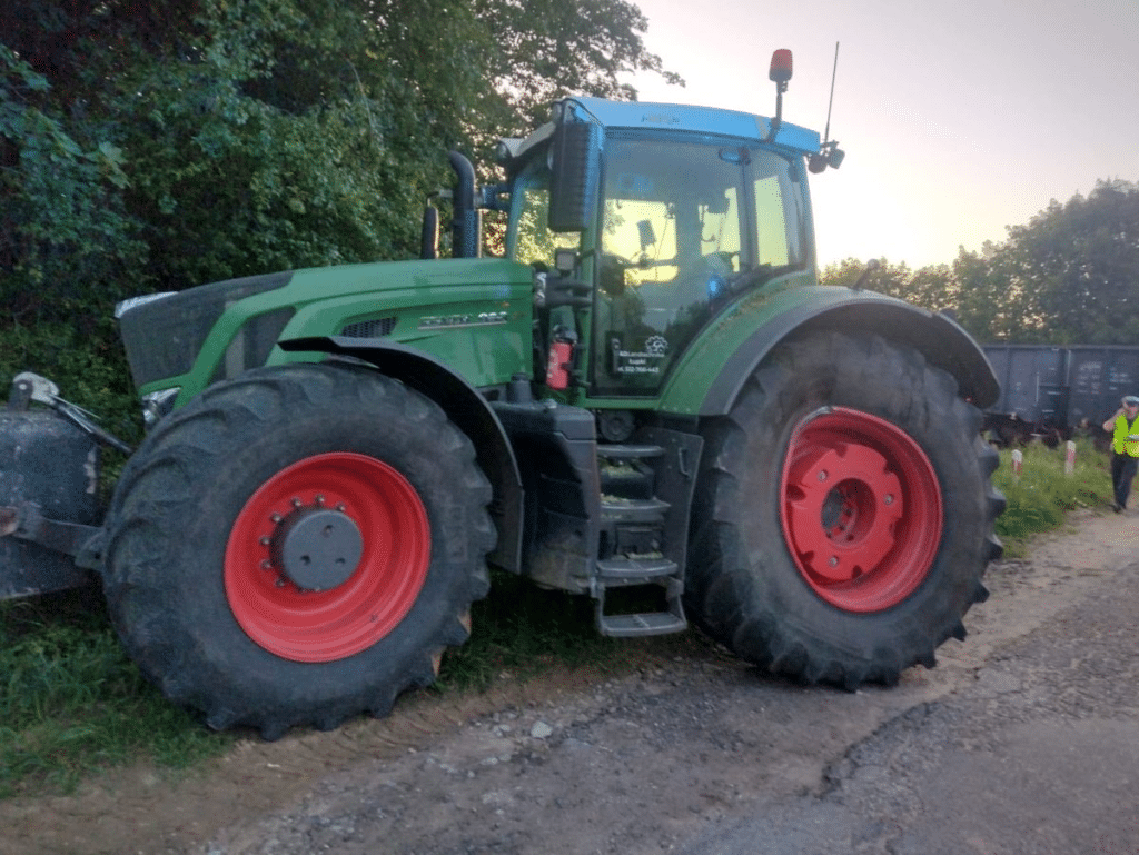 Traktorzysta miał dużo szczęścia. - Traktorzysta nie zatrzymał się na stopie. Pociąg staranował przyczepę