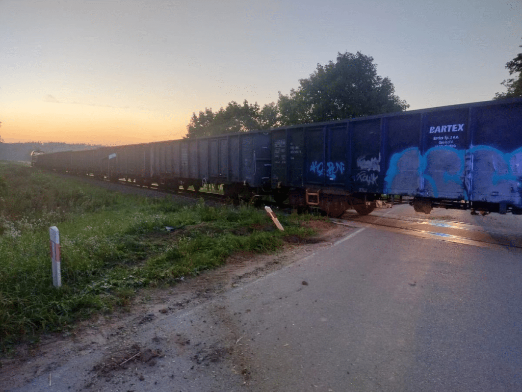 Traktorzysta miał dużo szczęścia. - Traktorzysta nie zatrzymał się na stopie. Pociąg staranował przyczepę
