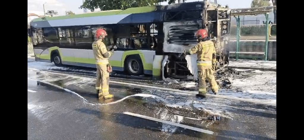 W ogniu stanął autobus komunikacji miejskiej. - Pożar autobusu komunikacji miejskiej w Olsztynie