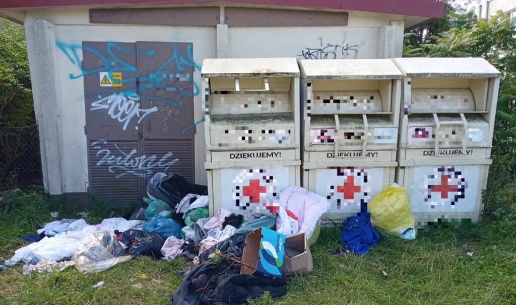 Bałagan w centrum Olsztyna. - Wstydliwe obrazy w Olsztynie. Ubrania walają się wszędzie