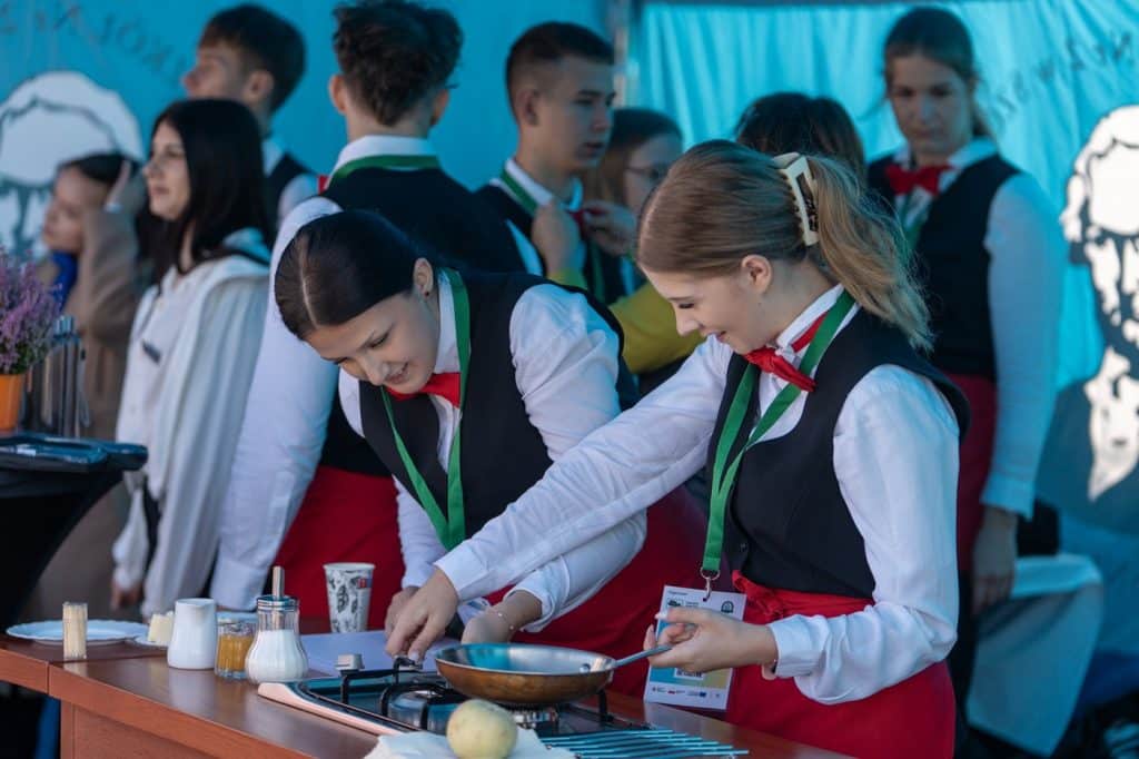 Uczniowie z całego regionu przyjechali do Olsztyna. - Uczniowie szukali pomysłu na przyszłość. Rekordowa frekwencja w Miasteczku Zawodów