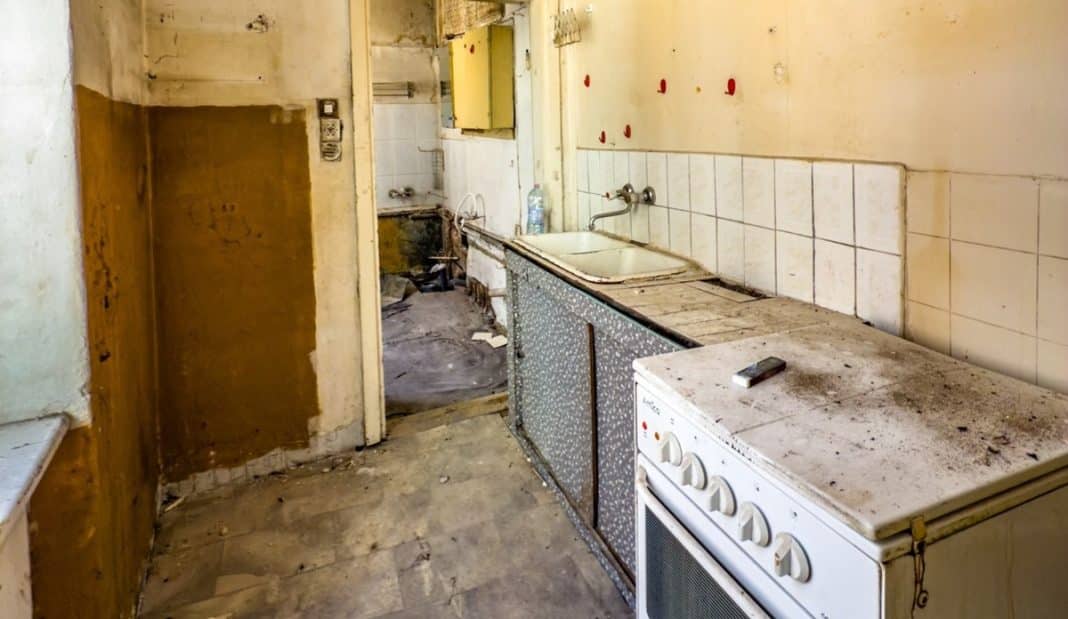 zniszczone mieszkanie komunalne