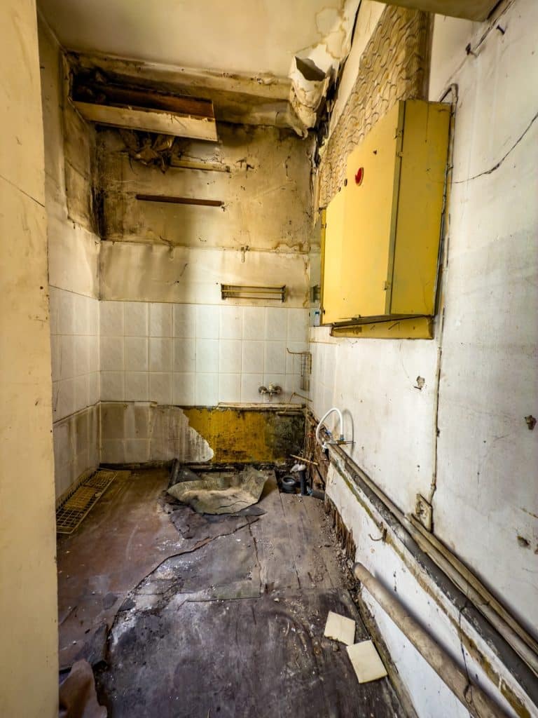 Prezydent Szewczyk oburzony: „Zobaczcie, na co idą nasze podatki!” - Miasto Olsztyn publikuje szokujący wpis. Tak wyglądają mieszkania komunalne po lokatorach!