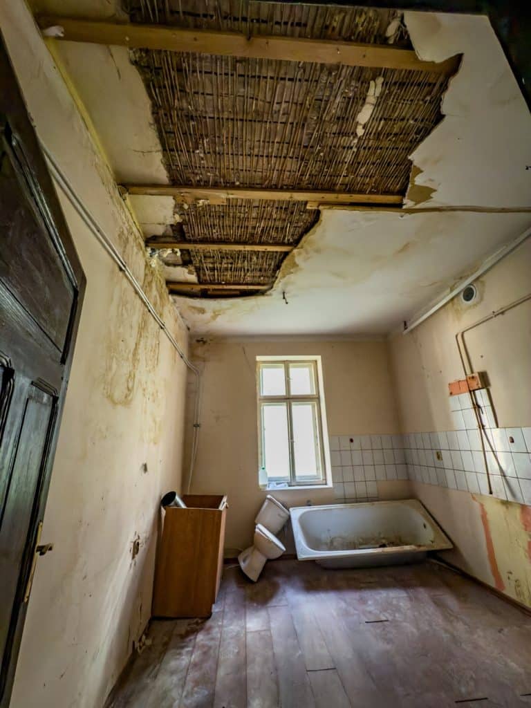 Prezydent Szewczyk oburzony: „Zobaczcie, na co idą nasze podatki!” - Miasto Olsztyn publikuje szokujący wpis. Tak wyglądają mieszkania komunalne po lokatorach!