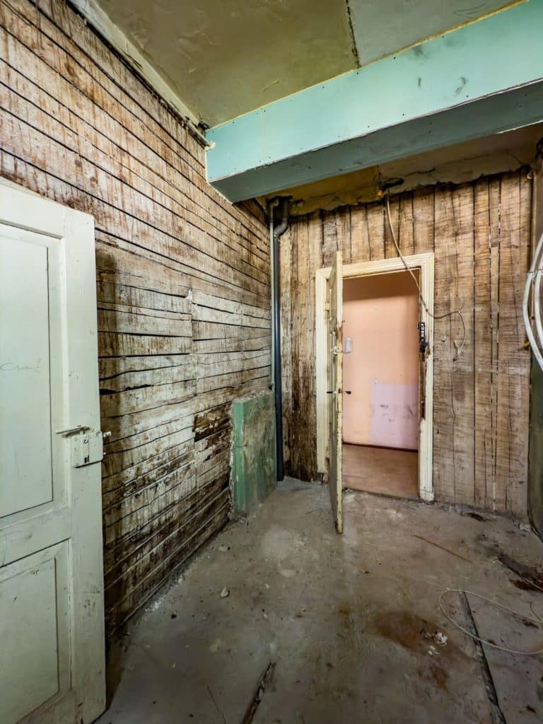 Prezydent Szewczyk oburzony: „Zobaczcie, na co idą nasze podatki!” - Miasto Olsztyn publikuje szokujący wpis. Tak wyglądają mieszkania komunalne po lokatorach!